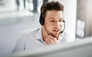 Man_light_background_customer_agent_Dynava